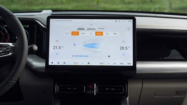 По традиции, свойственной для китайских автопроизводителей, управление подавляющим большинством функций машины «зашито» в экран мультимедиа
