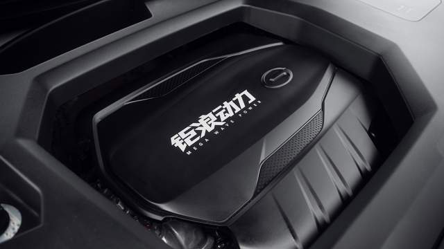 Гибридная силовая установка представляет собой тандем бензинового турбомотора объемом два литра мощностью 190 л.с. и 183-сильньного электродвигателя