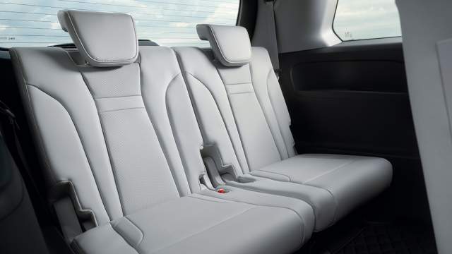На третьем ряду распложены два полноценных сидения, которые поднимаются из багажника за счет электроприводов