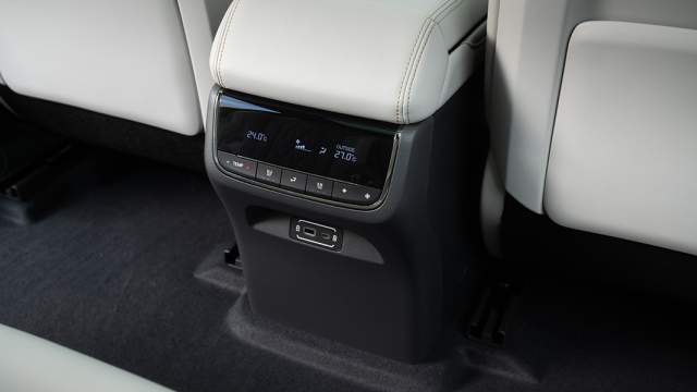 К услугам задних пассажиров раздельный климат-контроль