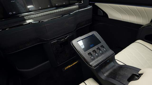 Управление настройками сидений, климат-контролем, выдвижной стеклянной перегородкой и другими функциями возложено на сенсорную консоль, расположенную между креслами