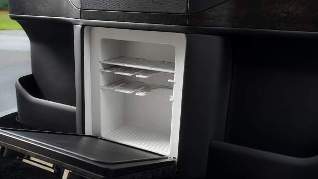 GAC M8 Lounge оснащен холодильником, способным поддерживать температуру до −10°C