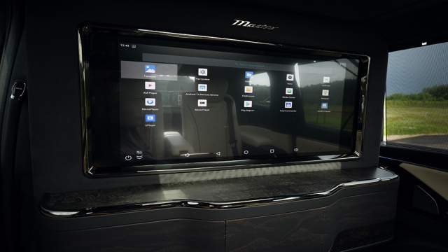 Из перегородки вдвигается полноразмерный «телевизор»