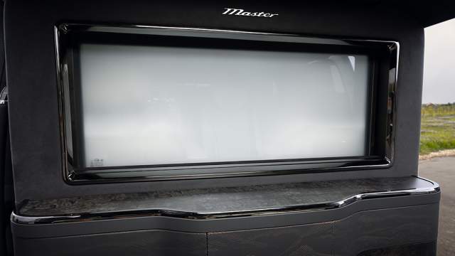 Между «кабиной» шофера и пассажирским салоном установлена перегородка со опускным стеклом, которое по желанию пассажира становится матовым