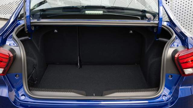 Объем багажника — 500 л. В подполье размещена полноразмерная запаска. Спинки задних сидений складываются в пропорции 60:40 