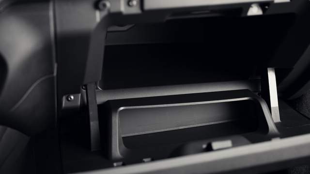 Перчаточный ящик глубокий и снабжен функцией охлаждения 