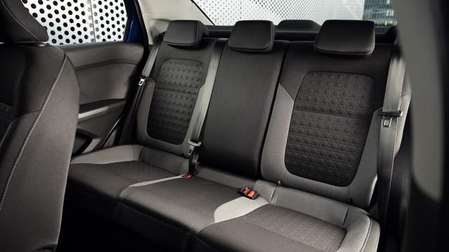 Сигнализация о непристегнутом ремне сзади ориентируется на датчики замка двери и замка ремня безопасности. Если пассажир отсегнулся в движении, раздастся сигнал 