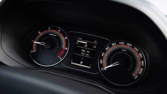 Приборная панель — с настоящими циферблатами 