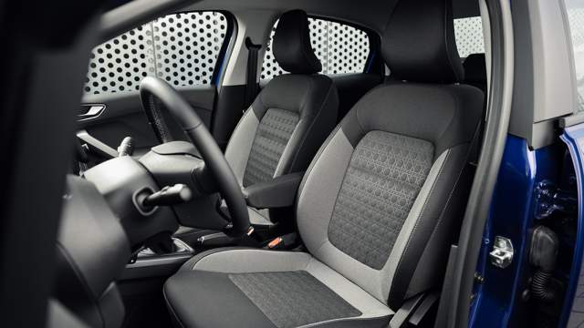 У передних сидений необычная форма подголовников 