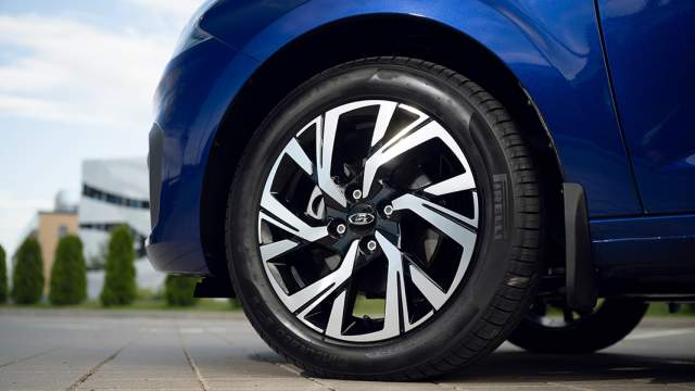 В базовой версии колеса у седана 15-дюймовые стальные, в топ-версии — 16-дюймовые легкосплавные 