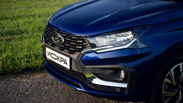 Фары независимо от комплектации будут галогеновыми со светодиодными ходовыми огнями. Противотуманные фары с функцией освещения поворота доступны в топ-версии