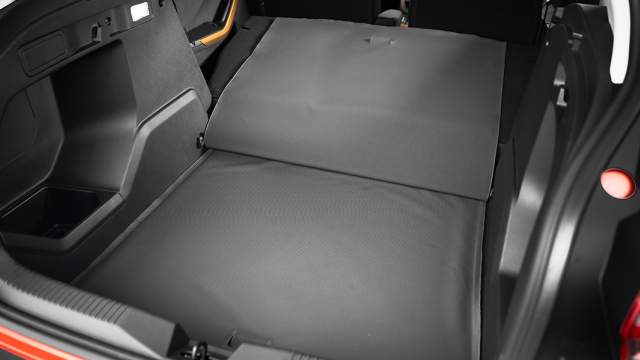 Коврик багажника можно откинуть на сложенные спинки, защитив их от грязи