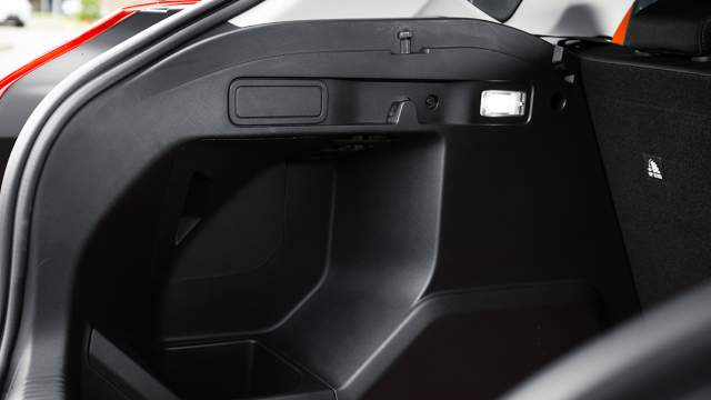 Багажник снабжен удобной нишей и крючками 