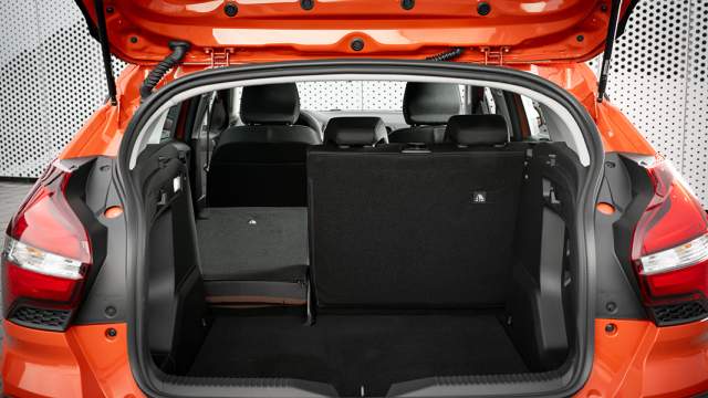 Объем багажника можно увеличить с 480 до 1965 литров. Сложенные спинки образуют заметную ступеньку 