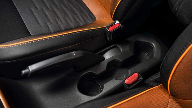 Расположение и объем подстаканников нельзя назвать удачными