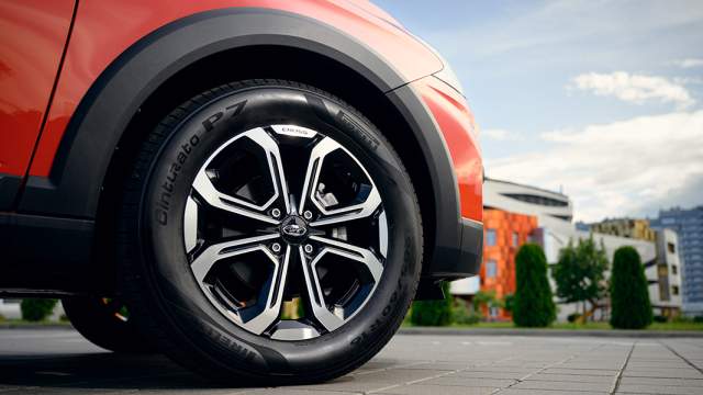 В базе у SW Cross 16-дюймовые диски, в максимальной комплектации диски двухцветные. Пороги и арки защищены неокрашенным пластиком