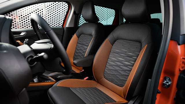 Интерьер Iskra Cross SW украшен оранжево-золотистыми вставками 