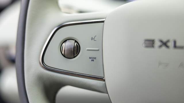 Зеркала и положение руля регулируются роликами на спицах