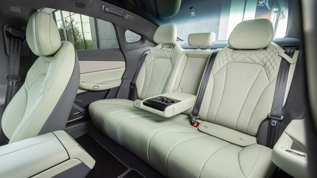 Сзади места с запасом