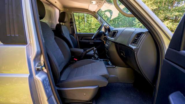 Из-за широкого кожуха, закрывающего механизм переключения передач, дизельный «Профи» рассчитан только на одного пассажира. Бензиновая версия может «взять на борт» двух седоков, помимо водителя