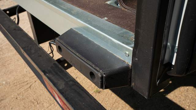 Резиновые упоры, выступающие за задний борт, позволяют вплотную приезжать к погрузочной рампе без опасений повредить машину