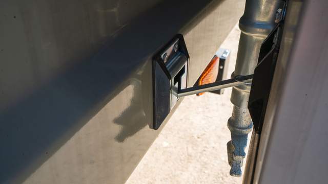 Фиксаторы на бортах позволяют распахнуть задние «ворота» на 270 градусов и зафиксировать их в таком положении