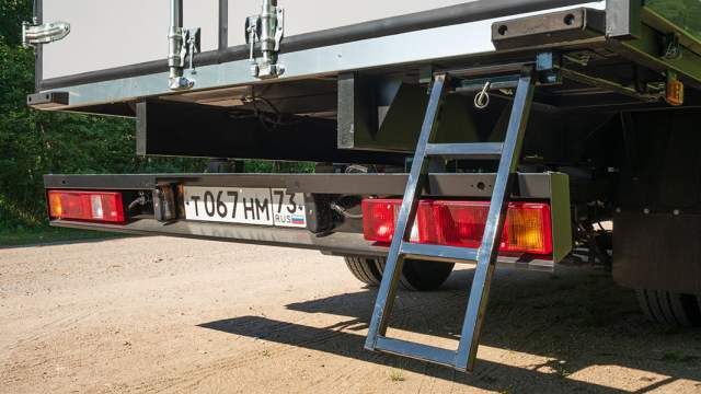 Справа под грузовой платформой расположена выдвижная лестница