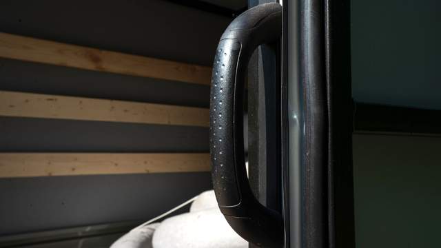 Снаружи на правой задней стойке грузового отсека находится ручка, за которую можно ухватиться, залезая в кузов машины