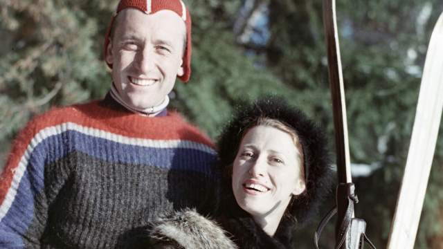 16 февраля.1962 года. Солистка балета Большого театра Союза ССР, народная артистка СССР балерина Майя Плисецкая (1925–2015) с супругом — композитором Родионом Щедриным — на прогулке в подмосковном лесу