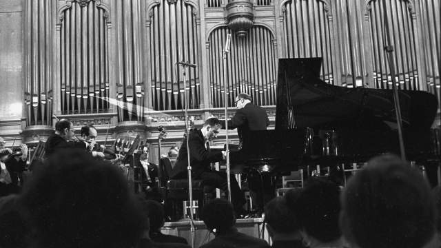 10 мая 1968 года. Композитор Родион Щедрин в Большом зале Московской консерватории исполняет с оркестром свой фортепианный концерт