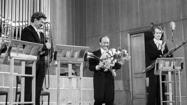 4 октября 1983 года. Народный артист СССР, лауреат Государственной премии СССР 1972 года композитор Родион Щедрин (в центре) после исполнения «Музыкального приношения» для органа и группы духовых инструментов, посвященного им 300-летию со дня рождения Иогана Себастьяна Баха и исполненного в Большом зале Московской государственной консерватории им. П.И.Чайковского. V Музыкальный фестиваль «Московская осень»