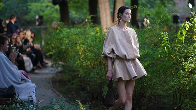 Модель во время показа бренда RUBAN в рамках Московской недели моды