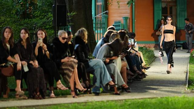 Модель во время показа бренда RUBAN в рамках Московской недели моды