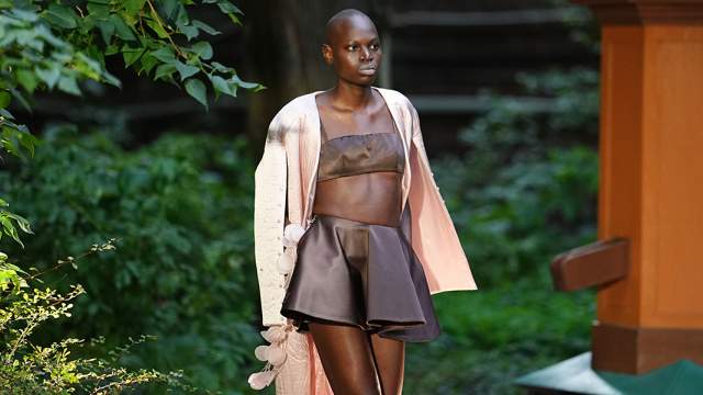 Модель во время показа бренда RUBAN в рамках Московской недели моды