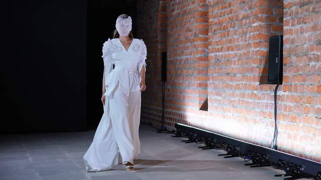 Модель во время показа бренда Alena Akhmadullina