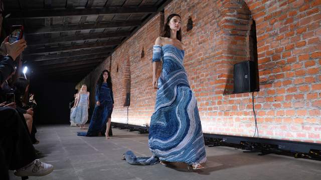 Модели во время показа бренда Alena Akhmadullina