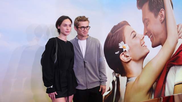 Актер Рузиль Минекаев с женой Азизой на премьере сериала «Москва слезам не верит. Все только начинается» в кинотеатре «Октябрь» в Москве