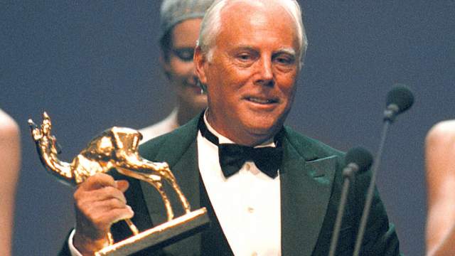 Итальянский дизайнер Джорджио Армани с наградой Bambi, которую он получил в номинации "Мода" на церемонии, учредителем которой является издательский дом Hubert Burda Media