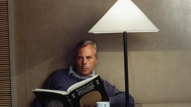 Итальянский дизайнер Джорджио Армани в начале карьеры, у себя дома