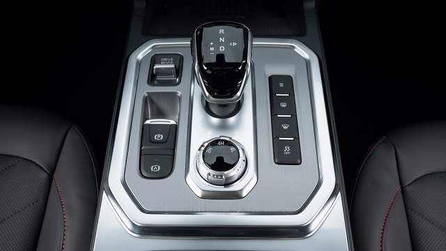 Шайба на центральном тоннеле отвечает за выбор режимов полного привода