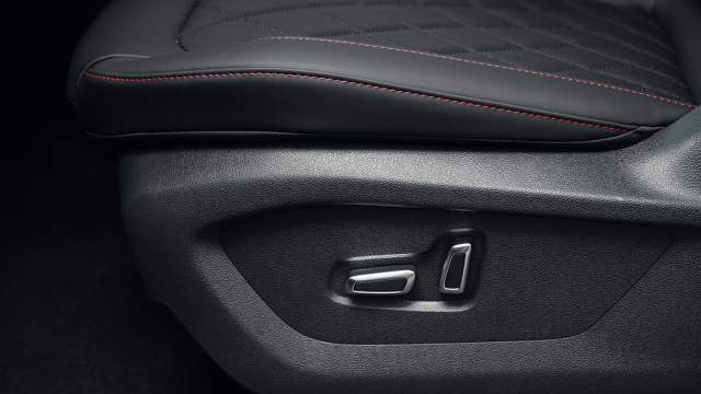 Набор электрорегулировок водительского кресла и их диапазон маловаты