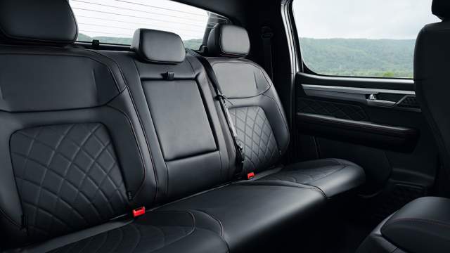 На втором ряду сидений не по-пикаповски просторно