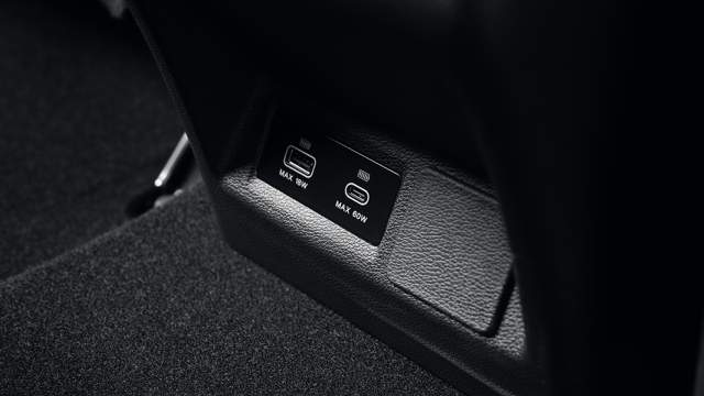 В задней части салона распложены два слота для зарядки телефона, один из которых с разъемом Type-C