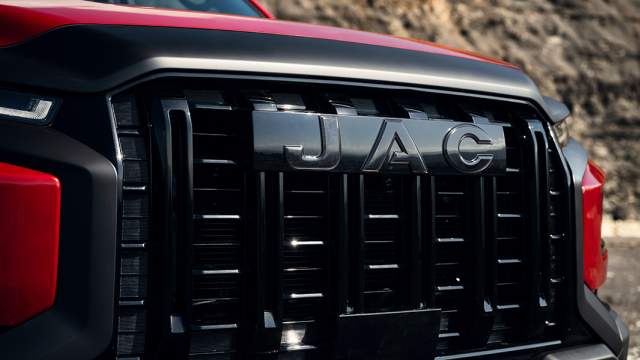 Опознать дизельную версию пикапа можно по черной решетке радиатора