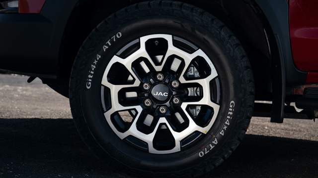 Внедорожные 18-дюймовые шины All-Terrain с «грязевым» протектором на дизельную версию устанавливают на заводе