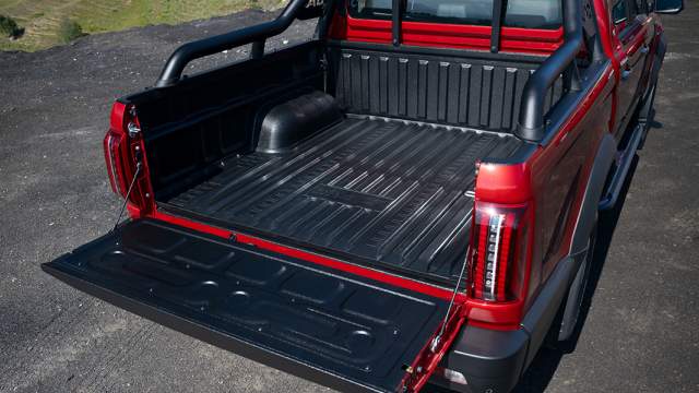 Как и бензиновая версия, модификация с турбодизелем рассчитана на перевозку 980 кг.