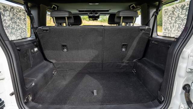 Багажник небольшой, спинки заднего дивана в сложенном состоянии образуют высокую ступеньку