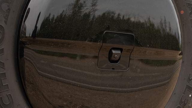 На запаске расположена камера заднего вида