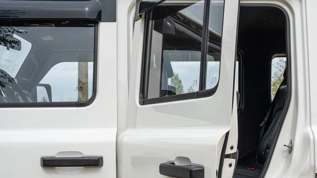 Задние двери узкие и распахиваются на небольшой угол