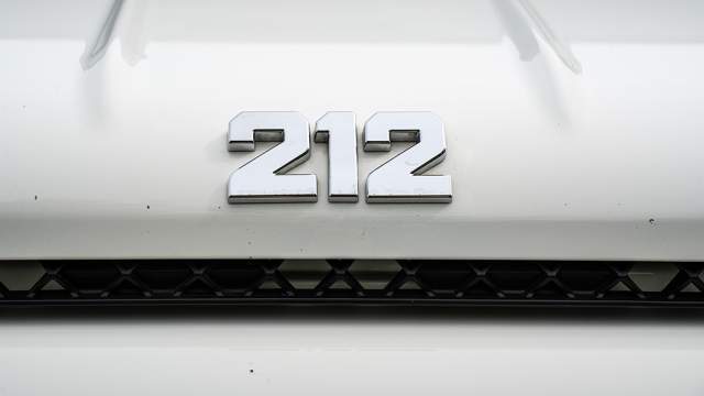 На кузове только шильдики 212. Прорезь под капотом функциональная